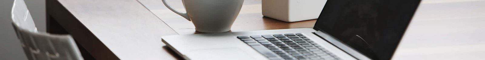 Geöffneter Laptop auf einem Schreibtisch